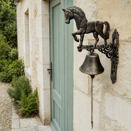 Vista completa de la campana de pared con caballo y cuerda