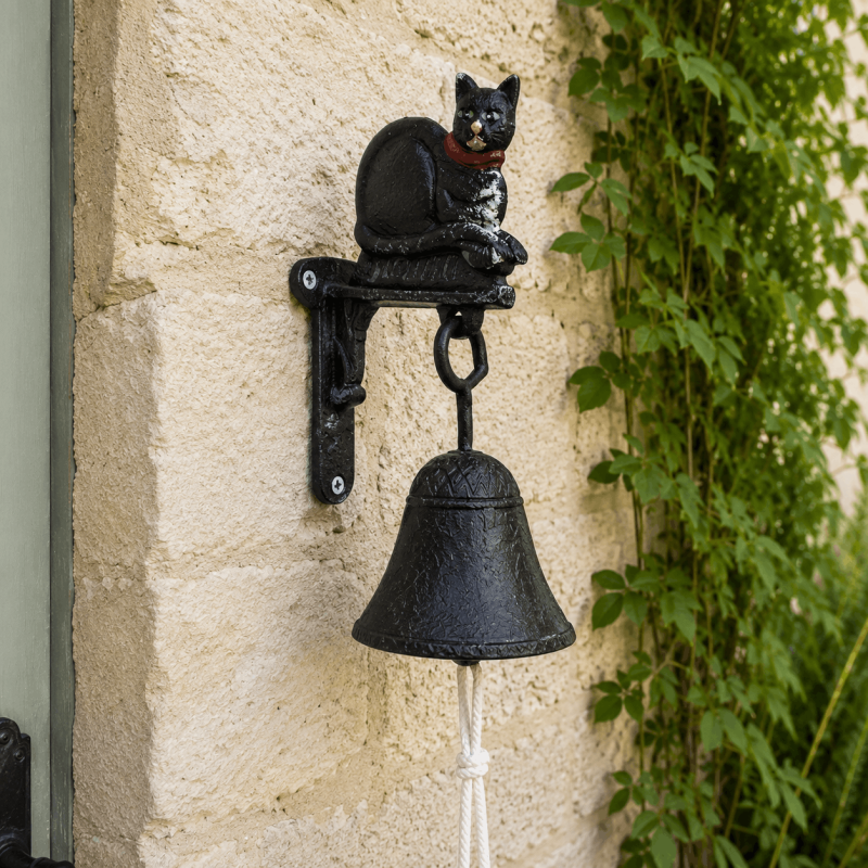 Campana de puerta de hierro fundido con gato negro