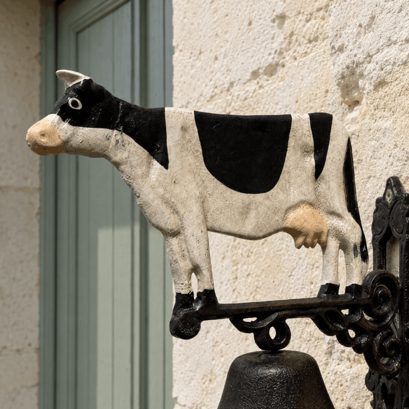 Vista completa de la campana con vaca y cuerda